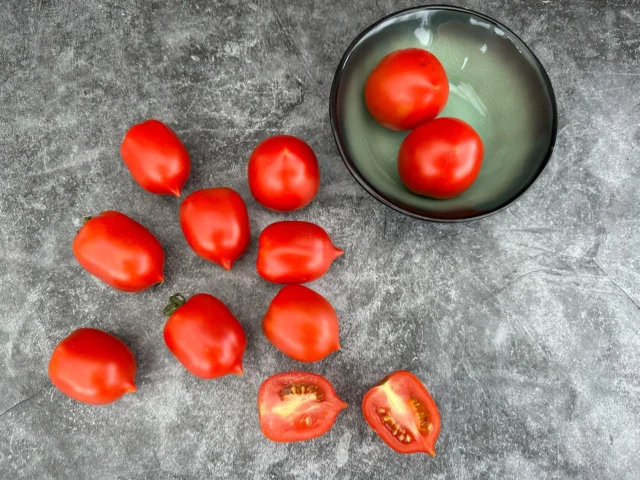 Eine sehr beliebte Sorte, die knackige, süße Früchte mit hübscher Spitze ausbildet. Die Ruthje hat sich ihren guten Ruf durchaus verdient. Eine ertragreiche Tomatensorte, die zwischen Cocktail und Salattomate liegt und ein tolles Tomatenaroma hat. Ich mag sie nicht mehr missen!
Saatgut gibt’s natürlich bei uns im Shop: www.tomatenzauber.de 
#tomaten #tomatengarten #tomato #selbstversorger #biosaatgut #