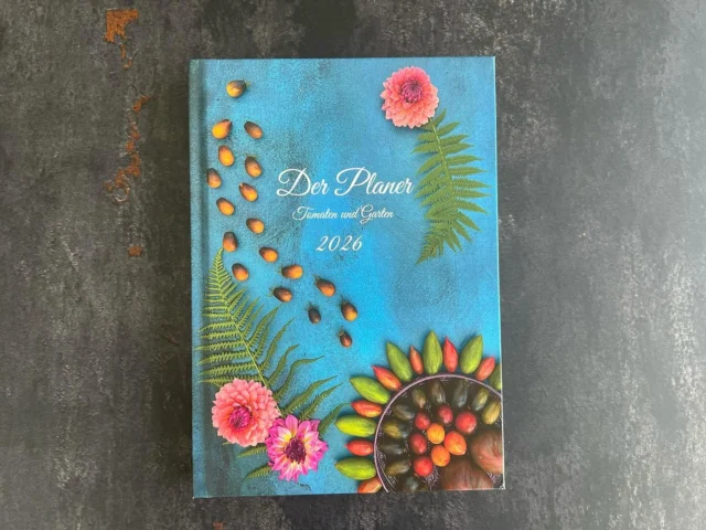 🥳Der neue Planer für Tomaten und Garten 2026 ist da!
Jedes Jahr stecke ich viel Liebe und Herzblut in die Gestaltung des Buches und freue mich wie ein kleines Kind, wenn es aus dem Druck kommt.
Mit dem Buch kannst du die nächste Gartensaison planen und dir viele Notizen machen:
🌱Beete einzeichnen
🌱Aussaaten planen
🌱Lieblingssorten bewerten
🌱Gartenprojekte notieren
🌱monatliche To Dos aufschreiben
…und vieles mehr!

Damit du besonders viel Freude mit dem Planer hast, haben wir uns für ein stabiles Hardcover Buch mit Fadenbindung entschieden. Hochwertiges, cremefarbenes Designpapier und eine matte, kratzfeste Beschichtung des Buches machen es sehr edel. Erstmalig hat der Planer dieses Jahr ein Zeichenbändchen erhalten, damit du schnell die passende Seite wiederfinden kannst.
Ich freue mich sehr, dass auch 2026 dich das Buch durch die nächste Gartensaison begleiten kann! 
#gartenplaner #planer2026 #gartenkalender #notizbuch #tomatenzauber #tomaten #selbstversorger