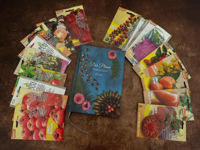 Mach mit und gewinne dieses tolle Saatgut-Set und den neuen Planer 2026!
Mit dem Buch kannst du die nächste Gartensaison planen und mit dem Saatgut startest du direkt mit einer bunten Auswahl in das neue Gartenjahr.
Was musst du tun, um am Gewinnspiel teilzunehmen?
🍀Folge @tomatenzauber auf Instagram
🍀Like diesen Beitrag
🍀Schreib in die Kommentare, warum du das Saatgut und den Planer gewinnen möchtest.
🍀Markiere zwei Gartenfreunde, die den Planer auch unbedingt haben müssen (optional)
...und schon hüpfst du in den Lostopf.
Das Gewinnspiel endet am Sonntag, den 21.9.2025 um 23:59 Uhr. Der Gewinner wird am Montag danach ermittelt und benachrichtigt.
Teilnehmen können alle, die einen Wohnsitz in Deutschland haben.
Ich wünsche dir viel Glück!🍀

Hinweis: Dieses Gewinnspiel steht in keiner Verbindung zu Instagram und wird in keiner Weise von Instagram gesponsert, unterstützt oder organisiert. Es gelten die Gewinnspiel-AGBs - Link in der Bio!

#gewinnspiel #giveaway #verlosung
#gartenplanung #planer #tomatenzauber  #saatgut #notizbuch #gartenliebe #selbstversorger #selbstversorgergarten #tomaten #gemüse
#selbstversorgung #gartenplanung #gemüsebeet #beetplanung #gemüsegarten #tomatenanbauen
#tomatenliebe